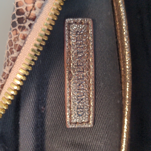 G.I.L.I (Got it Love it) Crossbody Bag with matching Pouch - Picture 8 of 14